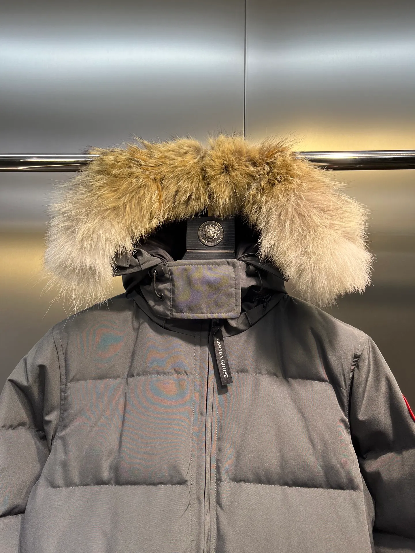 P860 Canada Goose Canada # Expedition04 Parker, a treasure of Canadian origin! Limited supply worldwide! Canada Goose Model 04 is a top-notch couple model, polar cold-proof outdoor series fur collar detachable hooded parka down jacket, the first Goose in 2024. I hope my partners like the top quality, and I hope everyone can evaluate it together! The most popular cool items of the Big Goose family in 2024 are online. The same popular product of Yi Yang Qianxi is said to be a joint limited edition Big Goose that cannot be bought in autumn and winter. If you dislike the sameness of the Big Goose in the past, then this model will definitely give you a different experience! This year's most powerful couple's collection for autumn and winter is online, a top-notch luxurious ready-to-wear style, paired with an outdoor warm down jacket with great style and charm! The most standard and classic items of the Daye family in the past two years are equipped with unique reflective stripes for embellishment, which further shows the high-end fashion performance effect. With the embellishment of hardware buckles, it has excellent performance effect. The upper body is clean, simple and elegant, even for urban leisure. It is suitable for various occasions. Designed with large pockets, this model has a large capacity and is equipped with reflective stripes, making it safer at night. It is suitable for various adventure activities. It is made of windproof and waterproof technical materials. The interior is filled with full white duck down, which is absolutely cold-proof and warm. It also has a stand-up collar design and fine fluff at the collar, with meticulous attention to detail! The charm of this model is also more spiritual, and the upper body has more temperament and specifications. It perfectly shows the ultra-high standard of fashionable performance of this model, integrating outdoor and life, and you can even create high-street wear! The most pinnacle limited-edition goose that we have presented so far, both in terms of design and detailed materials, it is completely outstanding. The grand and evergreen version design is matched with cool reflective elements. The overall appearance can be said to be quite high, and it has that kind of powerful outdoor performance! It combines high-end casual attributes with high-street style. It is high-grade, domineering, warm, and beautiful. The visibility of the upper body is quite strong, and the configuration of the owl element is highly brand-recognizable. It fully complements the overall brand performance and visual effects, and also has the high-end sense of fashion and fashionable performance. It is a must-buy product because it is the most awesome down brand on the planet and one of Canada's three national treasure brands. It is also a sentimental down luxury brand. In the field of polar cold-proof clothing, Goose has made an irreplaceable contribution... Size: xs s m l xl